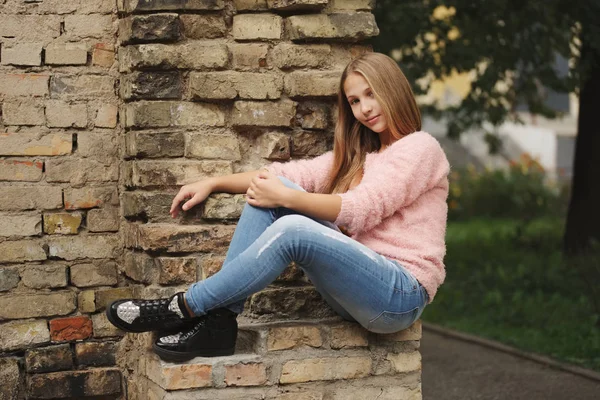 Belle jeune fille posant dans la rue — Photo