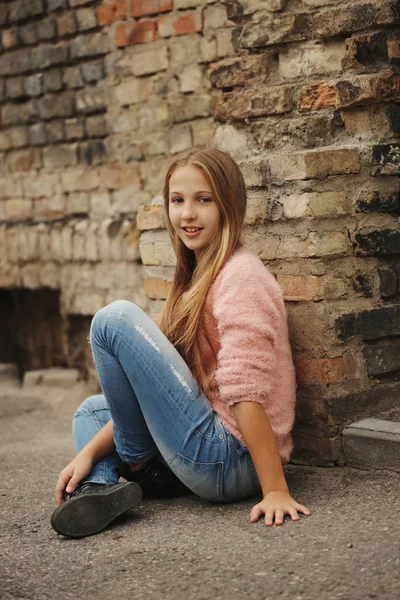 güzel genç kız sokakta poz