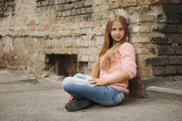 Vacker ung flicka poserar på gatan — Stockfoto