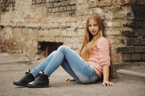 güzel genç kız sokakta poz