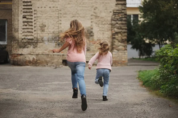 Két lány, hosszú haj, menekül — Stock Fotó