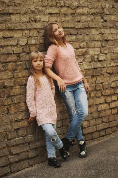 Two beautiful girls on the street — Stock Photo, Image