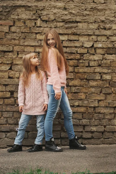 Two beautiful girls on the street — Stock Photo, Image