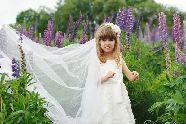 Piccola bella ragazza con abito da sposa — Foto Stock