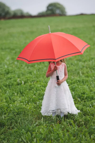 Pequena menina bonita com vestido de noiva — Fotografia de Stock