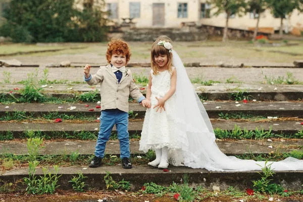 iki komik küçük gelinle damat