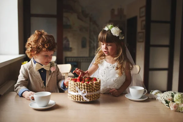 erkek ve kız kafede çay partisi