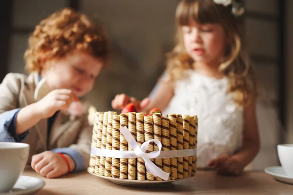 erkek ve kız kafede çay partisi