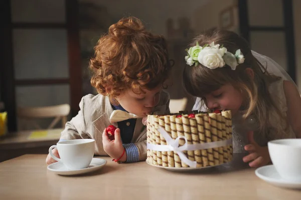 Chłopak i dziewczyna having tea party w kawiarni — Zdjęcie stockowe