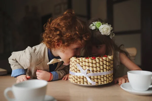 Chłopak i dziewczyna having tea party w kawiarni — Zdjęcie stockowe