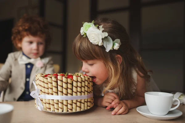 Chłopak i dziewczyna having tea party w kawiarni — Zdjęcie stockowe