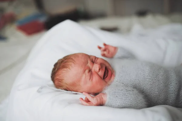 Doce recém-nascido chorando bebê — Fotografia de Stock