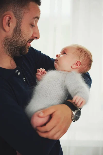 Unga glada far med söt baby — Stockfoto