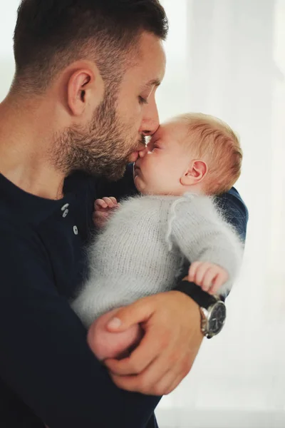 Jeune père heureux avec bébé mignon — Photo