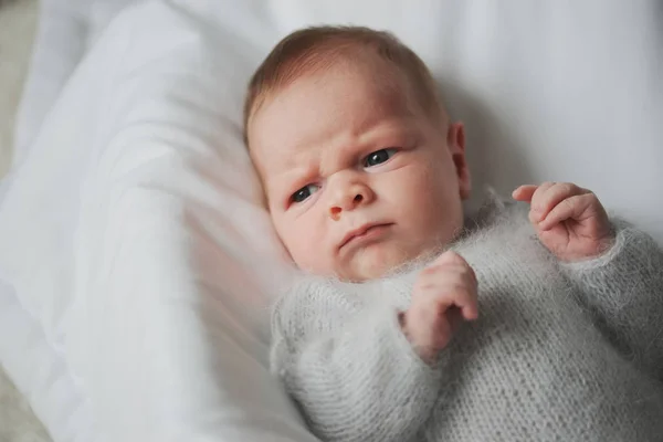 Söt rolig pojke på ljus bakgrund — Stockfoto