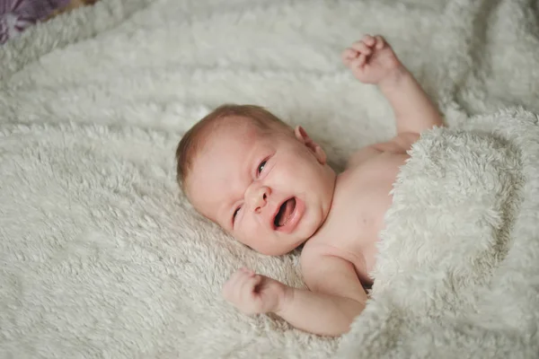 Pequeno choro menino em casa — Fotografia de Stock