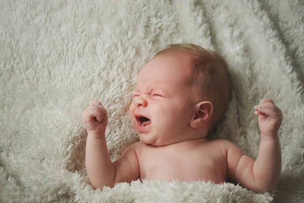 Pequeño niño llorando en casa —  Fotos de Stock