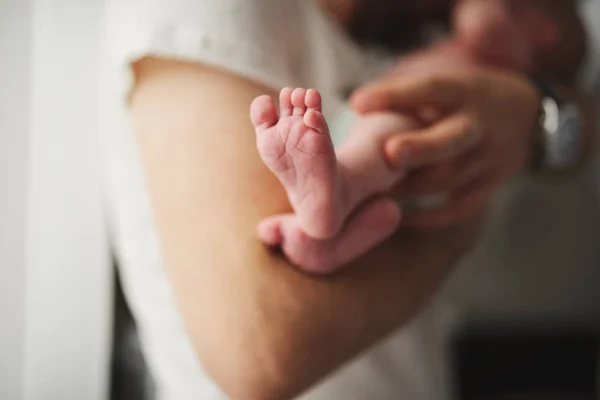 Unga glada far med söt baby — Stockfoto