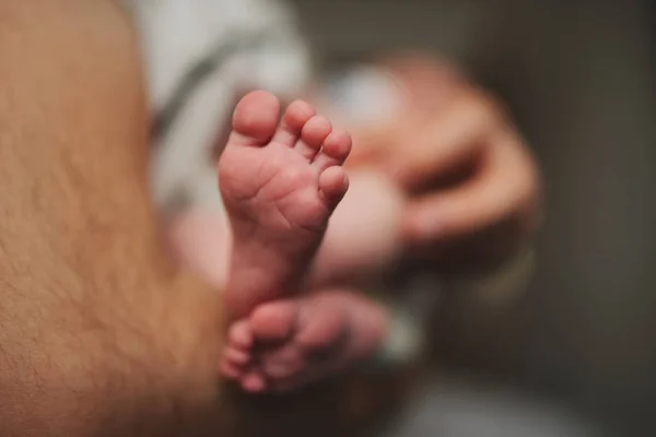 Pai feliz com bonitos pés de bebê — Fotografia de Stock