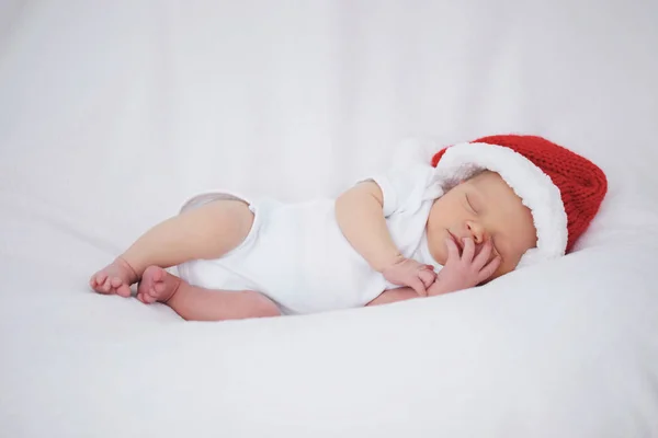 Bebê recém-nascido bonito com chapéu de santa — Fotografia de Stock