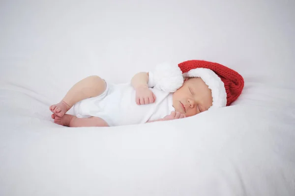 Bebê recém-nascido bonito com chapéu de santa — Fotografia de Stock