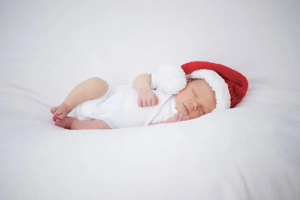 Søt nyfødt baby med santa hatt – stockfoto