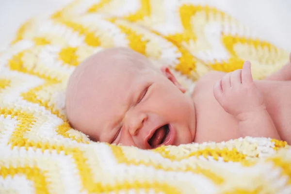 Carino neonato nella coperta — Foto Stock