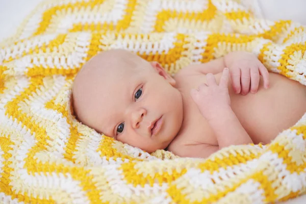 Cute noworodka w koc — Zdjęcie stockowe