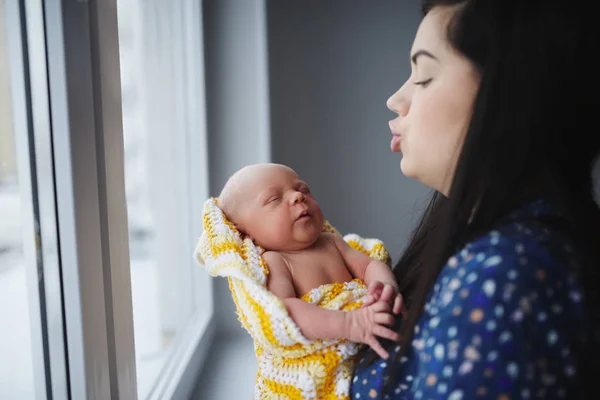 Ung mamma med nyfött barn — Stockfoto