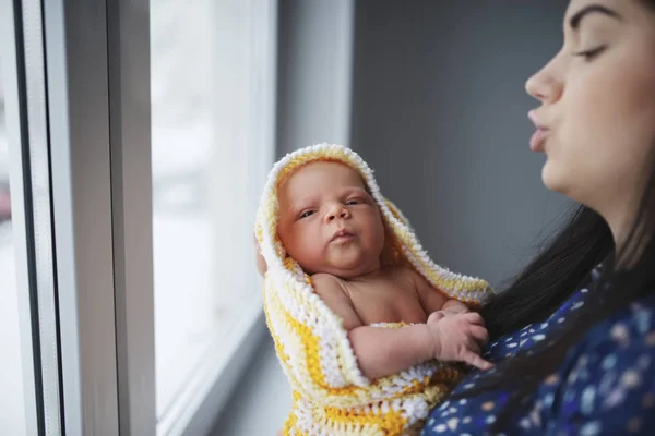Jonge moeder met pasgeboren baby — Stockfoto
