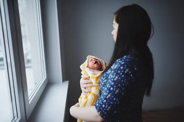 Jonge moeder met pasgeboren baby — Stockfoto