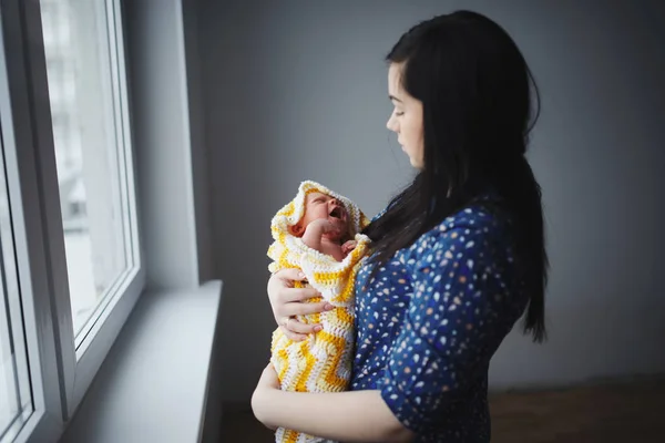 Молодая мать с новорожденным ребенком — стоковое фото