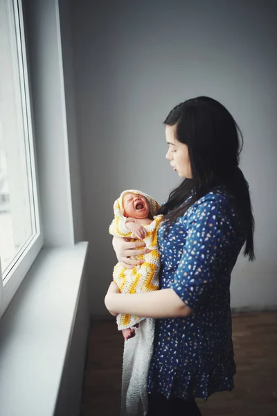 年轻的母亲和新生婴儿 — 图库照片