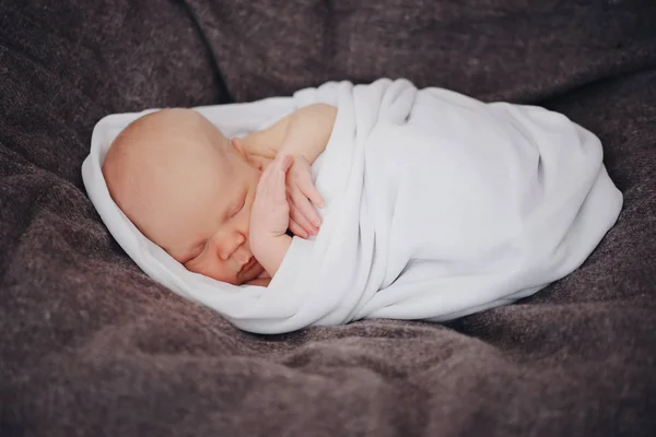 Lindo bebé recién nacido en la manta — Foto de Stock