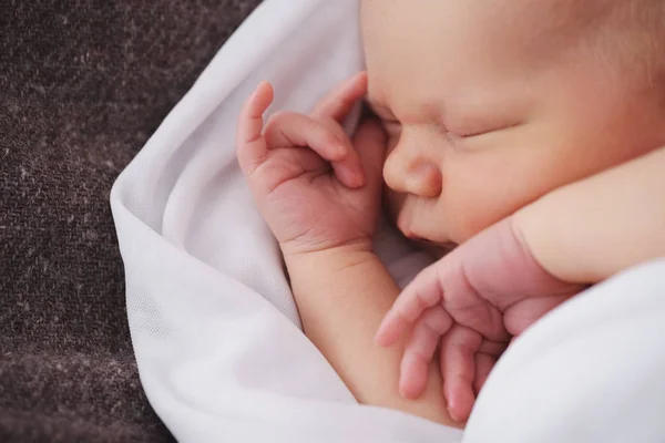 Bébé nouveau-né mignon dans la couverture — Photo