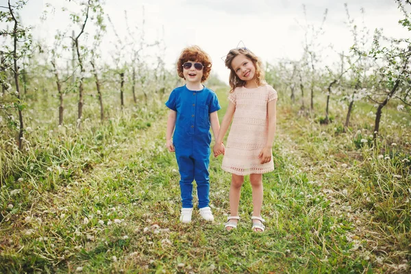 어린 소년과 소녀 피 정원에서 — 스톡 사진