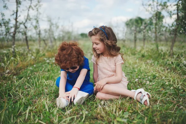 Niños con estilo lindo en el parque de verano —  Fotos de Stock