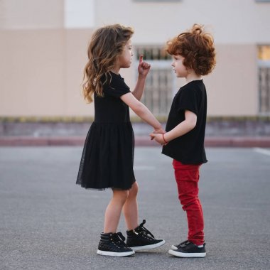 sevimli küçük kız çocuk edifies