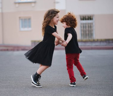 erkek ve kız sokakta dans