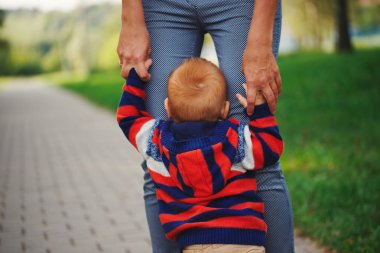Holding oğlu el ile anne
