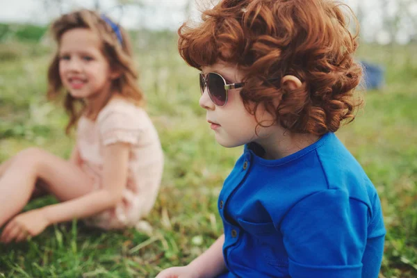 Симпатичные стильные дети в летнем парке — стоковое фото