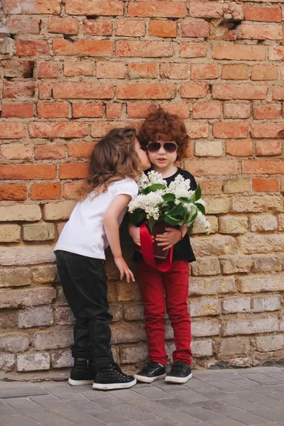 Menino e menina na rua — Fotografia de Stock