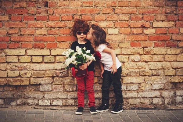 Menino e menina na rua — Fotografia de Stock