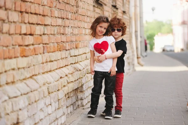 küçük erkek ve kız sokakta