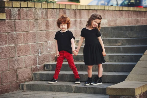 Menino e menina na rua — Fotografia de Stock