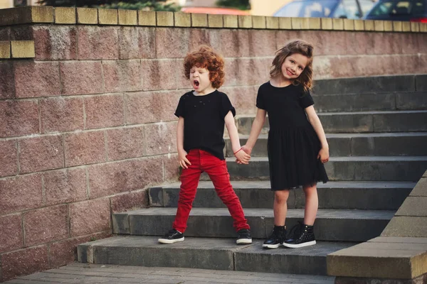 erkek ve kız sokakta