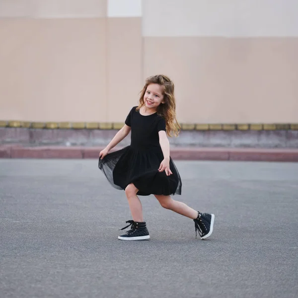 Meisje dansen op straat — Stockfoto