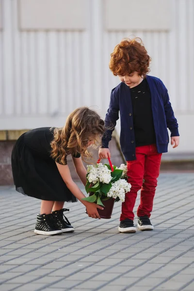 Petit garçon et fille avec grand bouquet lilas — Photo