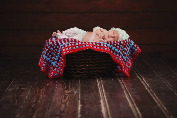 Söt newborn baby i korg — Stockfoto