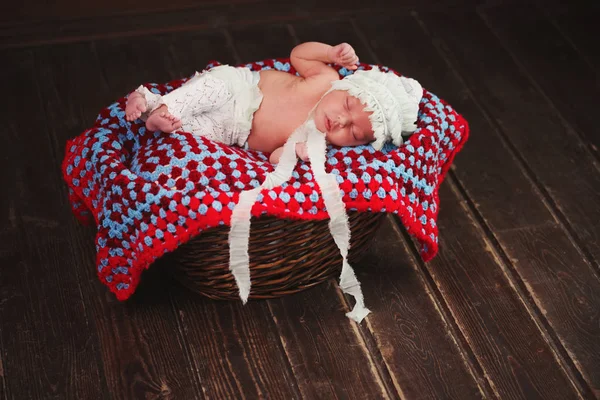 Bebê recém-nascido bonito na cesta — Fotografia de Stock